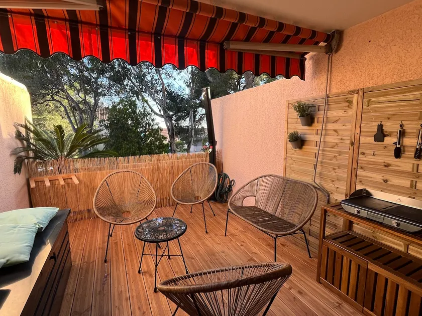 Beach on foot • 5 beds • Terrace & parking - Image 1