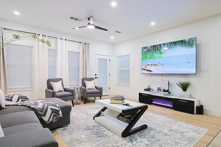 Modern 3BR Home-mins to DTWN & Dallas Attractions - Image 1
