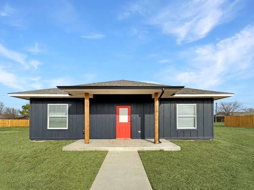 Cozy Modern Cottage, fenced yard - Image 1