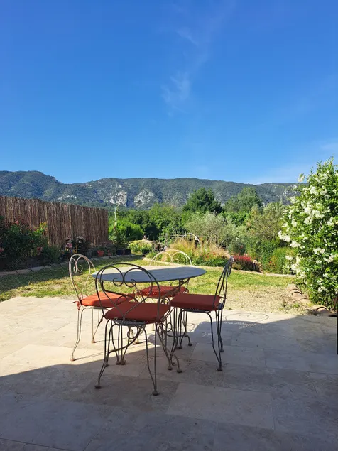 Cozy studio – terrace, beautiful view of the Luberon - Image 1