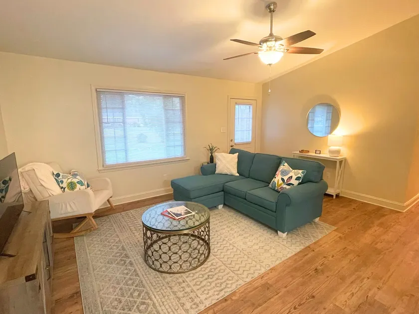 Dog-Friendly Stay Near Downtown & Airport - Image 1