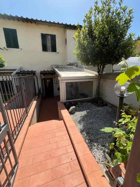 Detached villa in a quiet area - Image 1