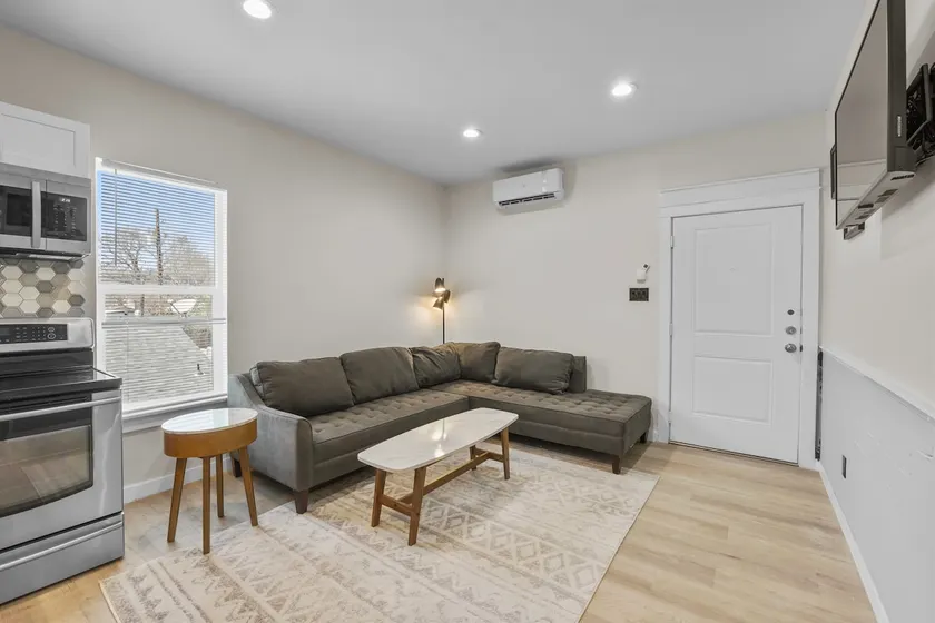New 3BR • Near Tesla GigaTX • Fast WiFi • Kitchen - Image 1