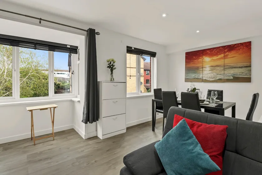 Kingsize 2bed APT with free parking in LDN - Image 1