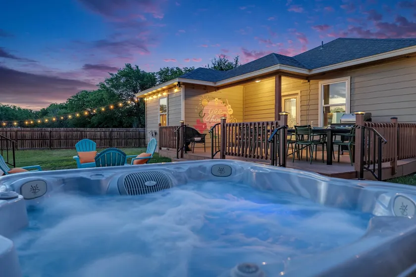 Spa - Game Room -King Bed - 35 Minutes to Austin - Image 1
