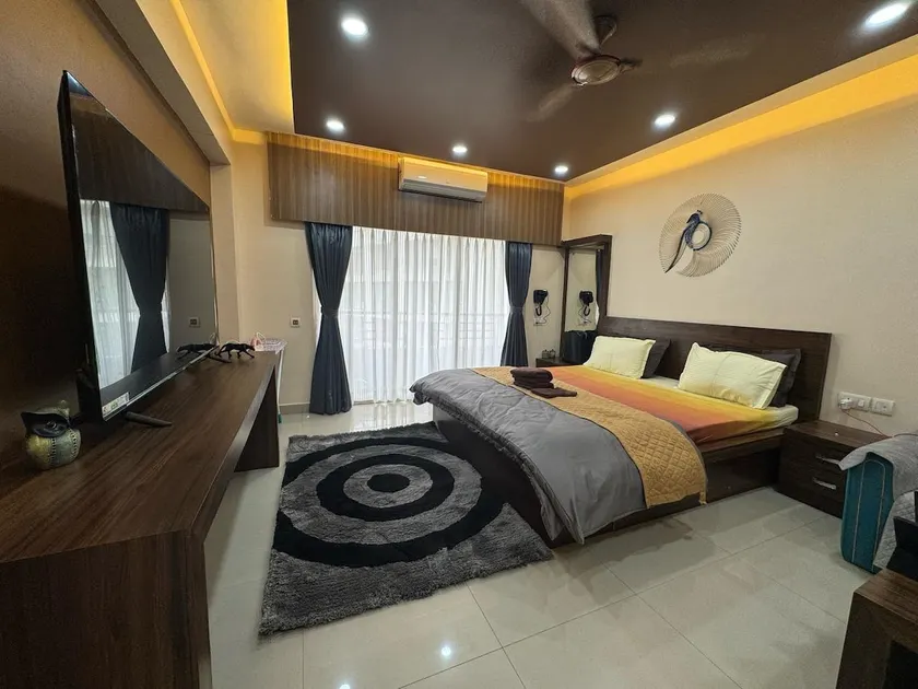 Near Airport, CC2 & New Town. With Pool and Gym - Image 1