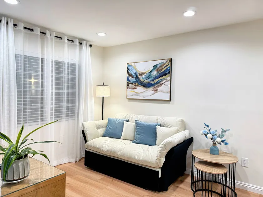 Stylish 1B1B w Private Garden - Image 1