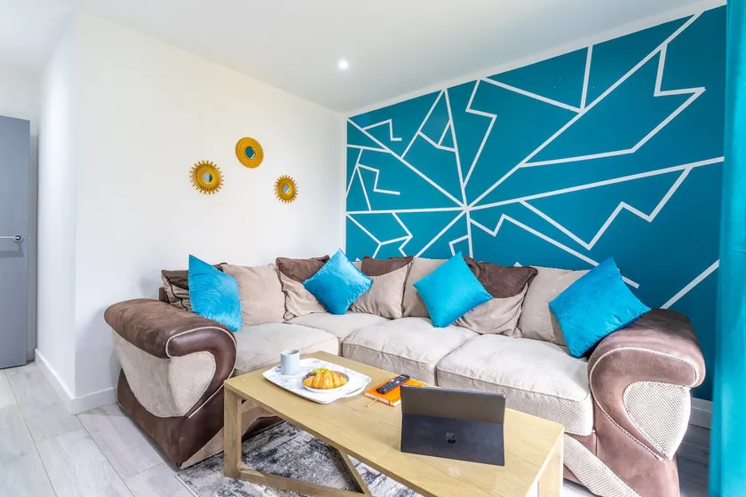 Newly Refurbed, Driveway, 4-BR House, Ensuite - Image 1