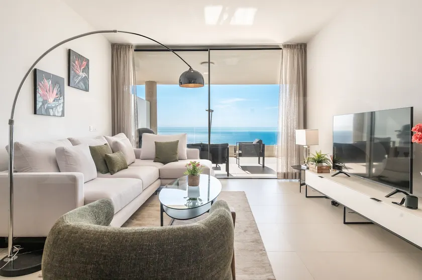 Sea view haven with terrace and parking REMS - Image 1