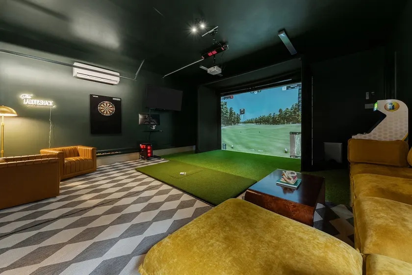 6BR w/ Golf Sim Putting Green Hot Tub Sauna Games - Image 1