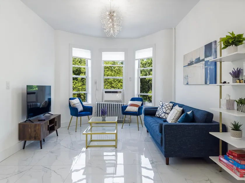 New 6 Bed 3 full Bath Duplex 2decks, at the train! - Image 1