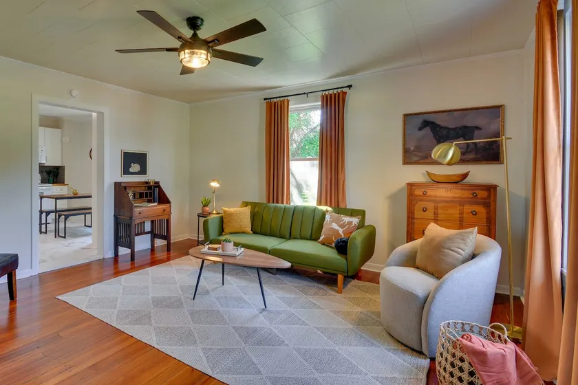 Sleeps 6 | ½ Mi to Casino | 2bd/1bath | 3 Beds - Image 1
