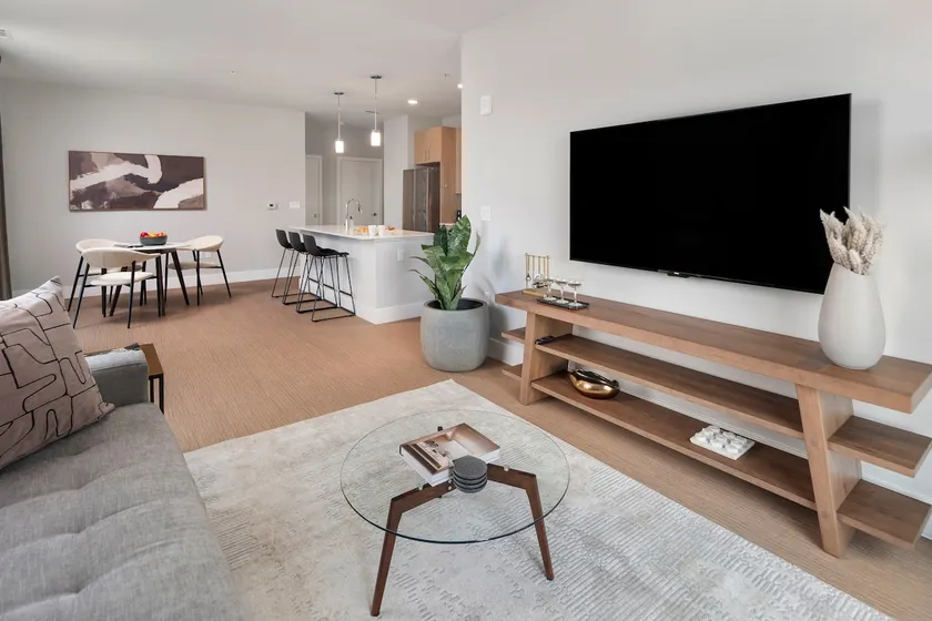 Lux 2BR Apt w/ Pool and Gym - Image 1