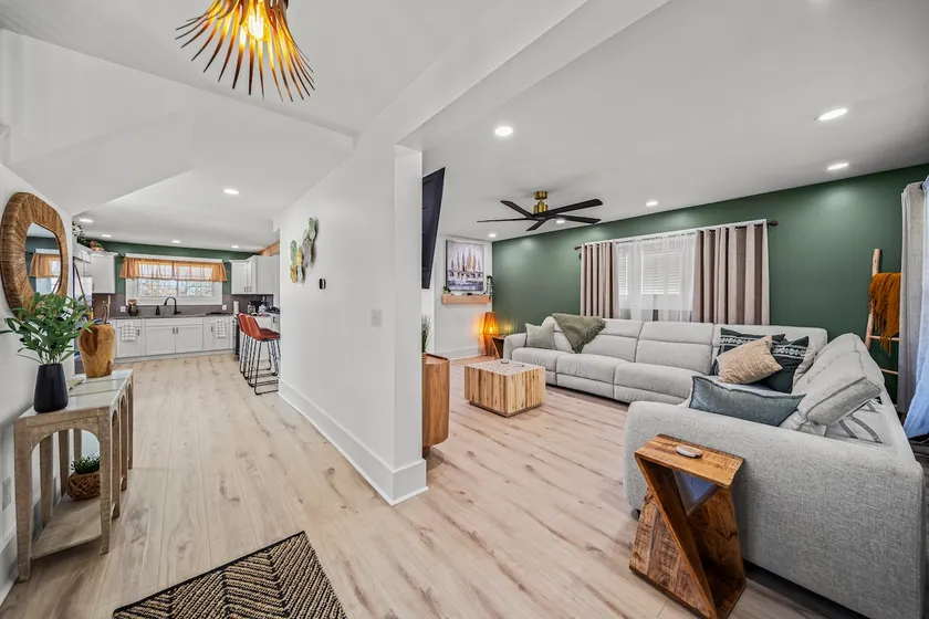 Lakeview Modern Stay Near Beaches | GOTL | Spire - Image 1