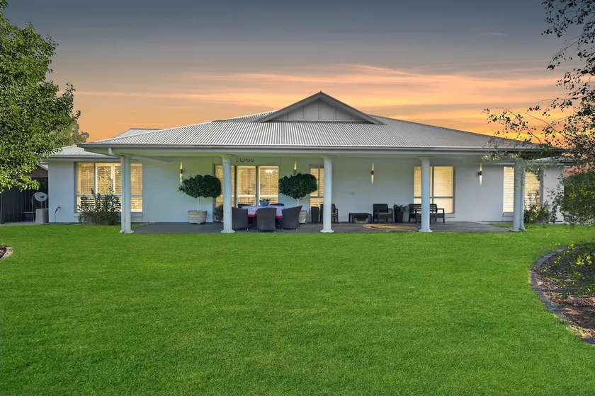 Ella’s Garden •Luxury Barossa Retreat•3 King Rooms - Image 1