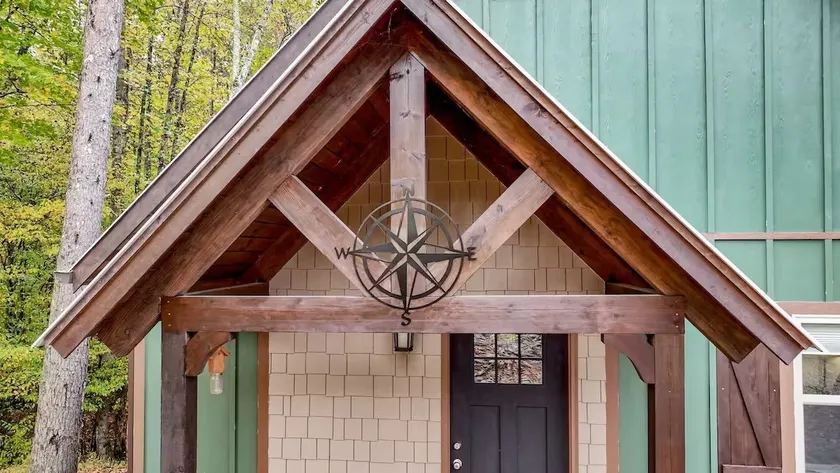 Compass Lodge with Hot Tub - Image 1