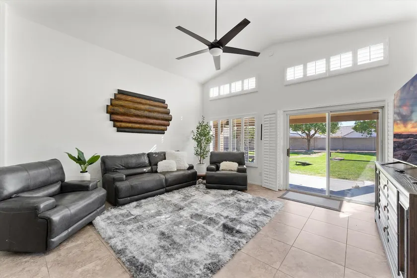 ”The Yard House” Spacious home w/ split floor plan - Image 1