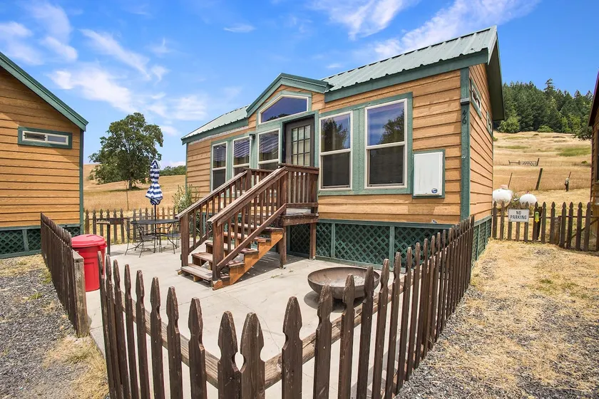 Cozy Cabin Lodge w/ Kitchenette Sleeps 6 - Image 1