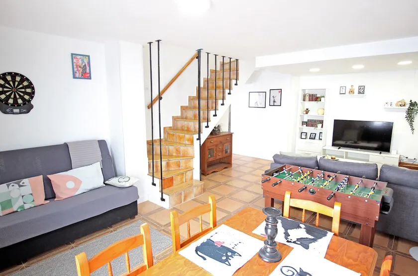 Large apartment with private parking - Image 1