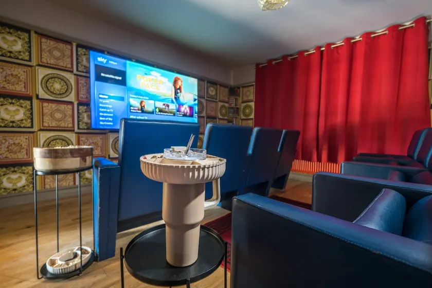 Huge 8 Bed Manor House with Hot Tub, Cinema Room, Games Room - Image 1