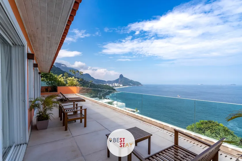 House in the Mountain with a Spectacular View of the Beach in Joá - Image 1