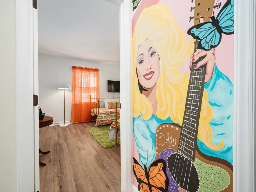 Dolly's Tiki Retreat - Image 1