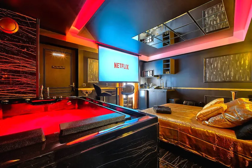 The Golden Room – Luxury Suite with Jacuzzi - Image 1