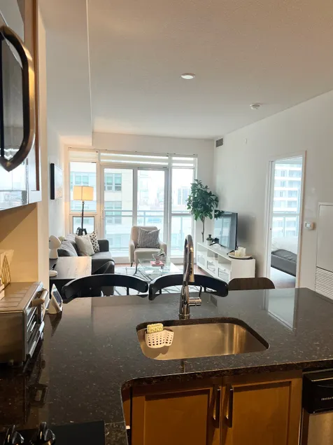Modern 1 Bedroom in Midtown Toronto - 4 mins to Eglinton Street - Image 1