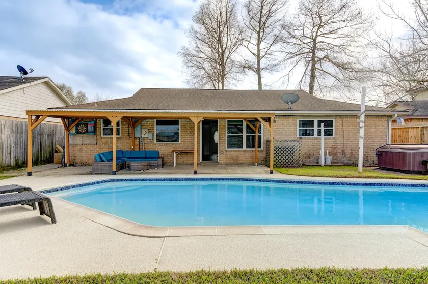 4BR Home w/ Pool • Family & Corporate Stay, Kemah - Image 1