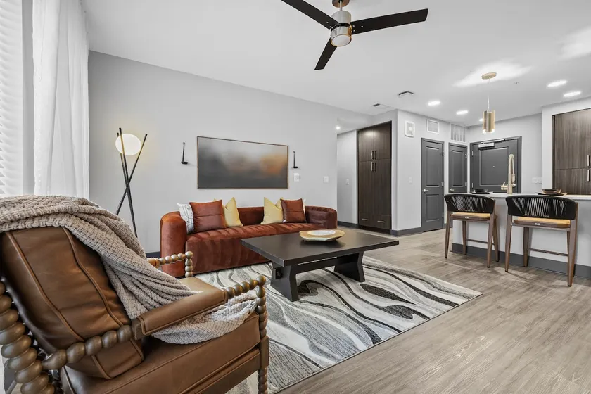 Luxury Nash 2BR I 5 mins to DT I Pool +Gym - Image 1