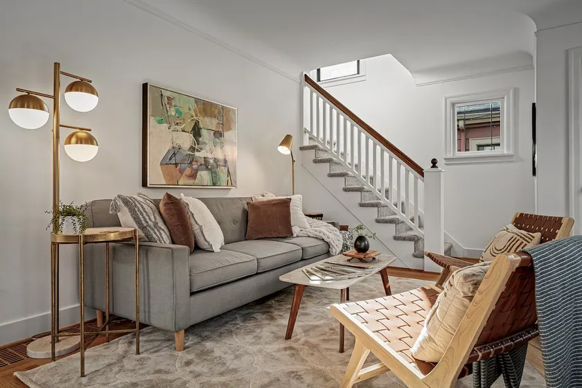 Ballard Tudor: Stylish, Quiet & Steps to Eateries - Image 1