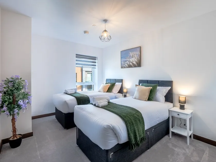 Cosy 2-Bed Next to Harlow Town - Image 1