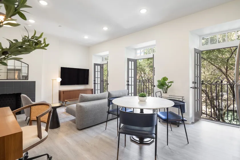 Sosuite | Juliet Balcony 1BR Apt w W/D, Desk - Image 1