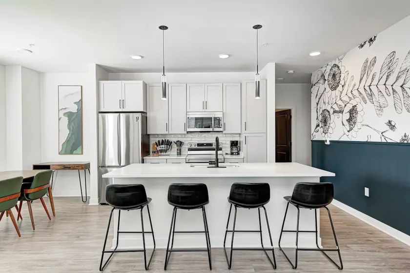 Modern Sophisticated - 2bed/2bth - Image 1