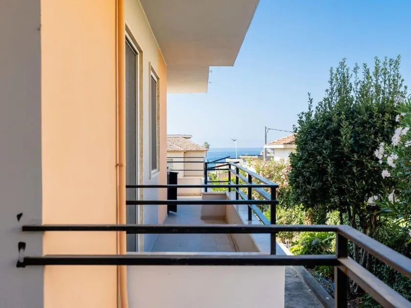 Apartment with terrace - Image 1
