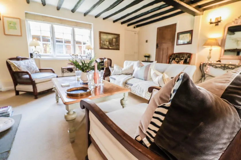Beautiful Country Cottage - Free WiFi & Parking - Image 1