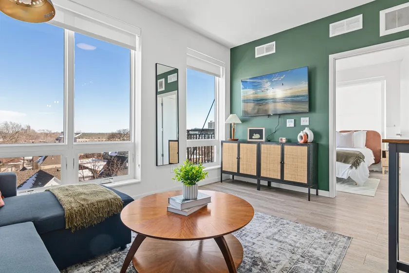 Modern 1BR/1BA| Gym+Rooftop| at Uptown minneapolis - Image 1