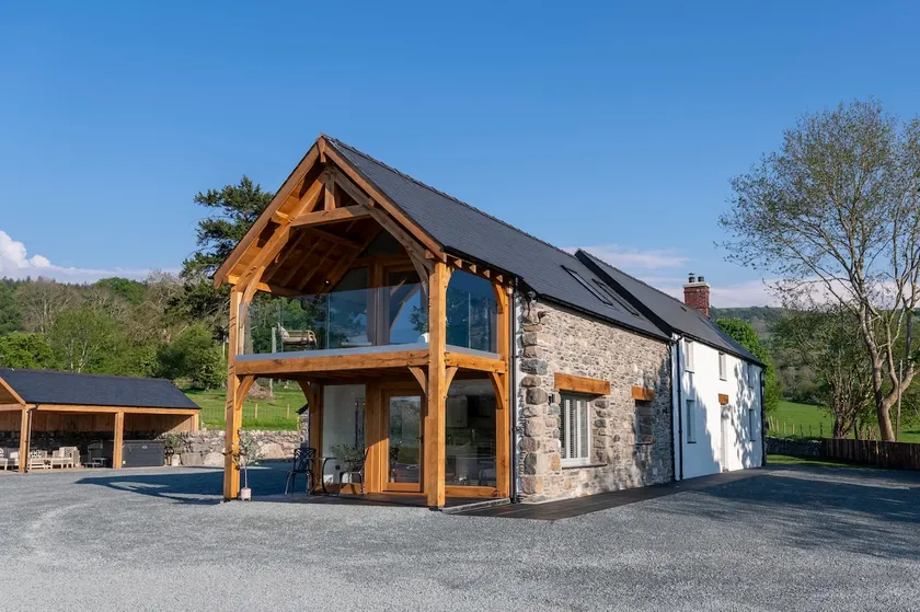 Stunning Restored Farmhouse with Hottub - Image 1