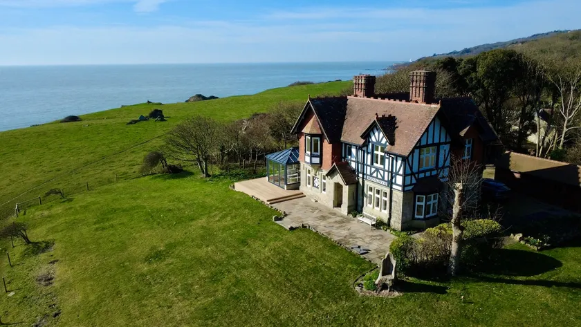 Coastal retreat with stunning sea views - Image 1