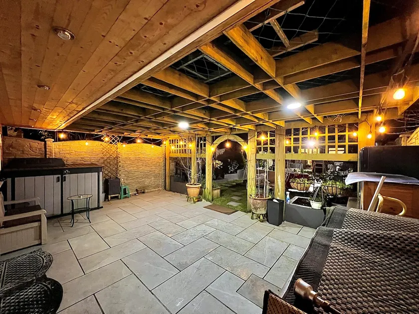 Cosy Stylish Guest House with Private Patio and Gym Gear - Image 1