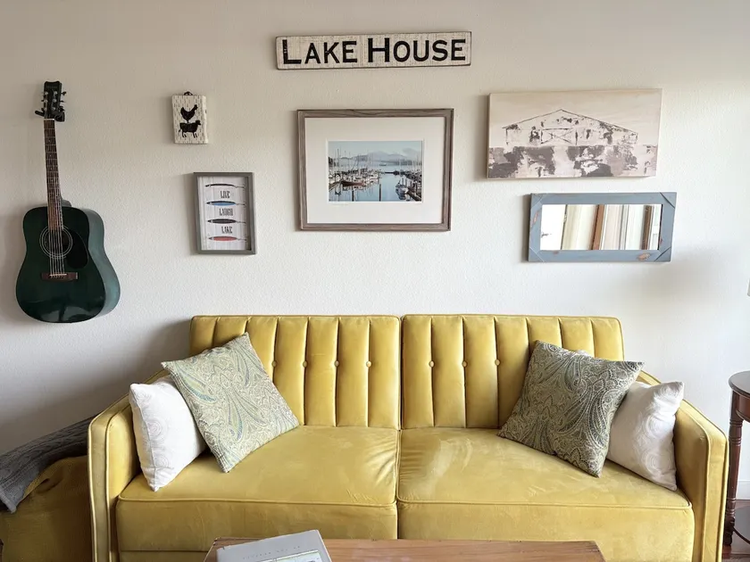 Cozy condo close to lake & town - Image 1