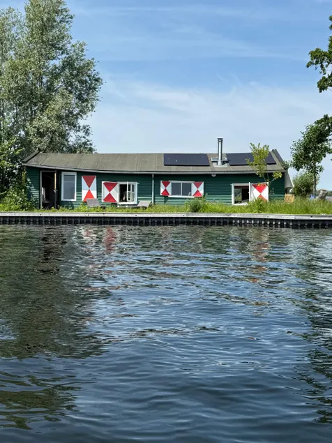 Off-the-Grid Peat Hut in the Middle of the Vinkeveen Lake - Image 1