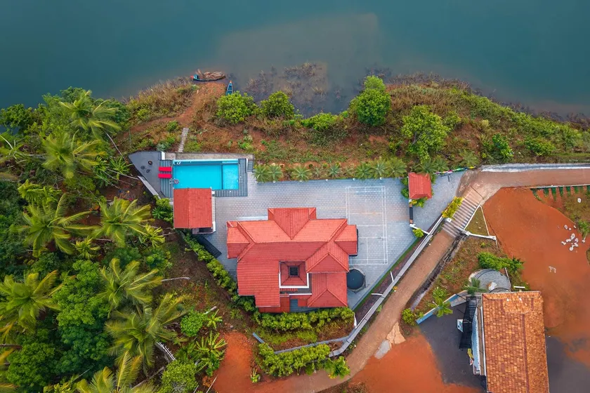 4BR|Pool RiverView|StayVista| Lagoon Villa @Kerala - Image 1