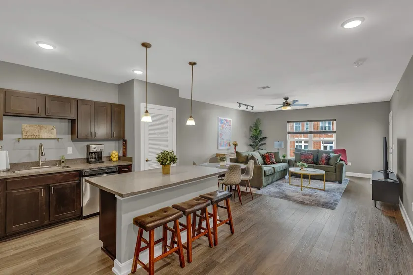 Lovely Lawrence Loft - Image 1