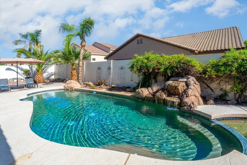 Sleeps 10 | Mins to DT Chandler/Gilbert | Pool - Image 1