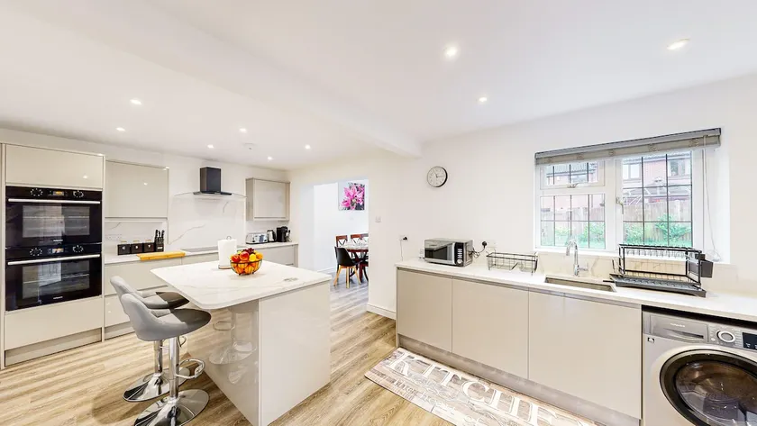 Modern Home, Sleeps 8, Parking - Image 1