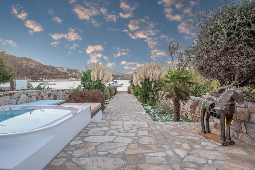 Beachfront Luxury with private jacuzzi - Image 1