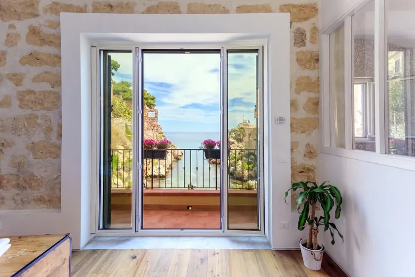 Luxury Seaside retreat with stunning views - Image 1
