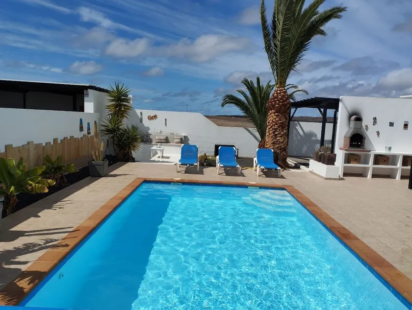 Modern villa with private Jacuzzi on perfect location in Playa Blanca  - Image 1