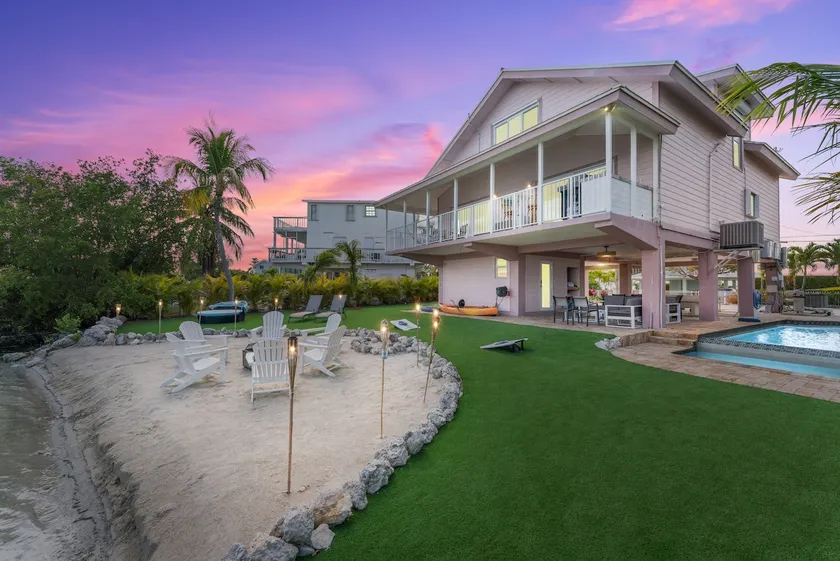 Lakefront pool house, jacuzzi Beachfront - Image 1